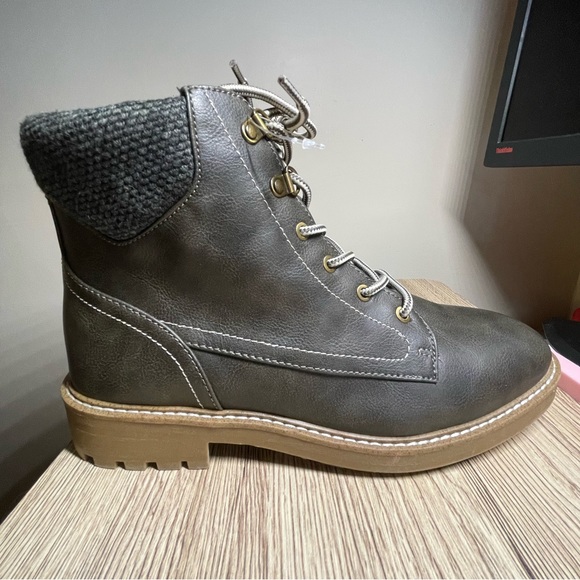 St. John Bay Womens Boots size 9 Durham Memory foam Water Resistant - Picture 8 of 9